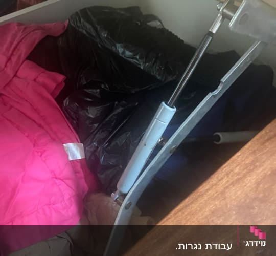 מנגנון מתכת לפתיחת מכסה עץ